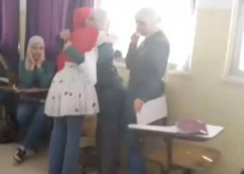 معلمة توثق لفتة انسانية مؤثرة لطالبة سورية غادرت المدرسة