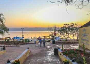 بدء استقبال زوار شاطئ عمان السياحي في البحر الميت