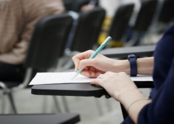 حذف مواضيع من مادة اللغة الإنجليزية للصف الحادي عشر
