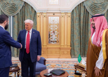 ترامب يلتقي الشرع في الرياض غداة التعهد برفع العقوبات عن سوريا