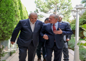 الملك يزور إياد علاوي في منزله معزيا بوفاة نجله