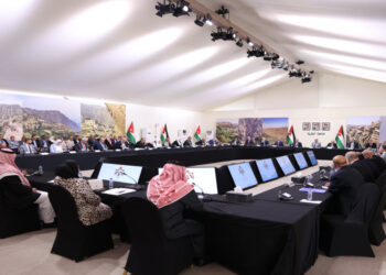 الحكومة: ملتزمون بإنفاذ المشاريع وسنرصد التمويل اللازم لها في الموازنة