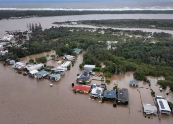 إرسال مُؤَن بالطائرات.. وفيات وعزل الآلاف بسبب فيضانات في أستراليا
