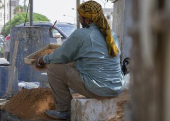 تدخل دبلوماسي بعد فيديو اعتداء كفيل سعودي على عمال مصريين
