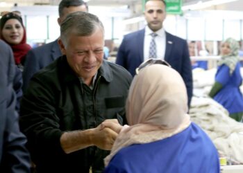 الملك مهنئا بعيد العمال: نعتز بكل يدٍ تعمل بإخلاص
