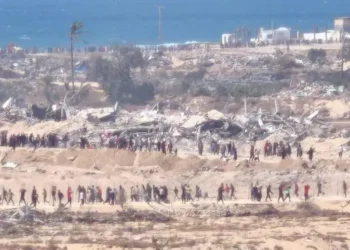 حشود تقتحم مركز المساعدات بغزة وهروب العناصر الأميركية