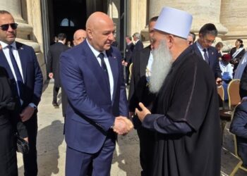 صورة لعون يصافح طريف تثير جدلا.. والرئاسة اللبنانية توضح