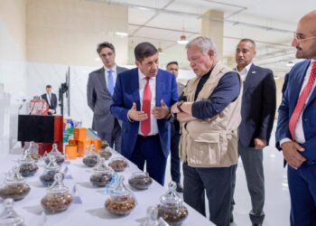 الملك يزور ثلاثة مصانع إنتاجية في مدينة الموقر الصناعية