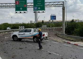 الحوثيون يفرضون حظرًا جويًا على إسرائيل ويخطرون المنظمات الدولية