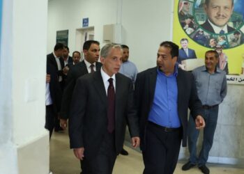 رئيس الوزراء في زيارة غير معلنة لمستشفى النديم