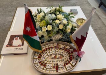 سفارة قطر توزع الحلوى والهدايا احتفالاً باستقلال الأردن