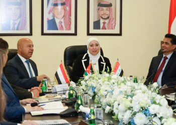 الأردن ومصر والعراق يبحثون تعزيز التعاون في النقل البحري والبري