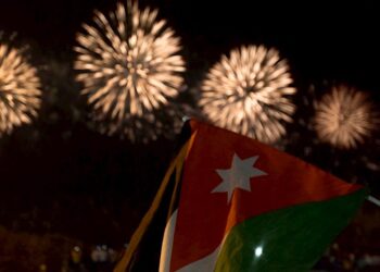 الألعاب النارية تزين سماء المملكة الليلة احتفالا بعيد الاستقلال الـ 79