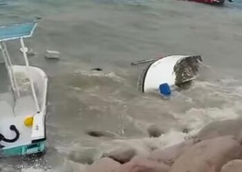 إجلاء 13 سائحا و2 من طواقم قارب متوسط الحجم جنح في خليج العقبة