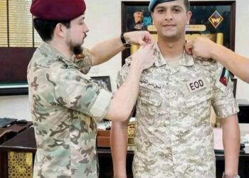 ولي العهد يقلد ضباطًا في الكتيبة 101 برتبهم الجديدة