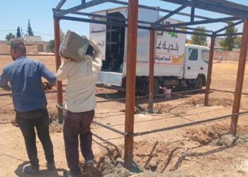 بلدية غرب إربد تنفذ حملات نظافة وتركيب مظلات في عدة مناطق