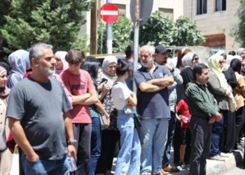 ما بين الدعم والتأثير السلبي .. ما الداعي لإنتظار الأهالي أمام قاعات التوجيهي