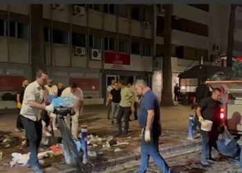 رئيس بلدية إزمير يجمع النفايات بيديه بسبب إضراب عمال النظافة