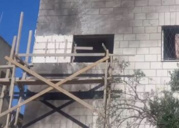 الجيش يُجري صيانة لمنزل تضرر بسقوط مقذوف ناري في إربد