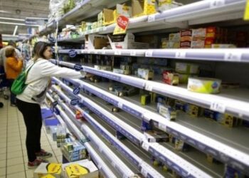 الإسرائيليون يهرعون لتخزين الطعام والمؤن تحسبا لأيام صعبة