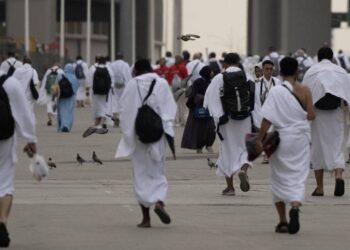 الحجاج يتوافدون إلى مكة وسط تدابير مشددة ودرجات حرارة مرتفعة
