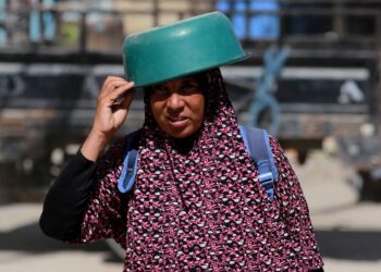 نساء غزة يحولن العدس إلى كباب والمرارة إلى حلويات