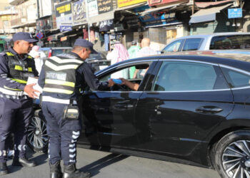 الأمن يوزع الحلوى على المواطنين بمناسبة عيد الأضحى