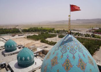 إيران ترفع راية الانتقام الحمراء على قبة مسجد جمكران في قم