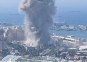رشقة إيرانية ثقيلة على الاحتلال.. سقوط صواريخ في حيفا وبئر السبع