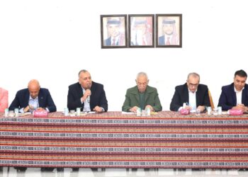 متابعة لزيارة الملك.. رئيس الديوان الملكي يلتقي شيوخ ووجهاء الجفر للوقوف على مطالب واحتياجات القضاء