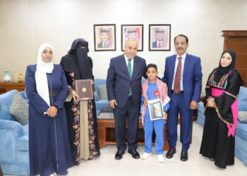 بسبب هذا الموقف استحق الطالب عابد أبو محفوظ تكريما من وزير التربية