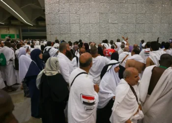 الحجاج يبدؤون رمي الجمرات في أول أيام عيد الأضحى