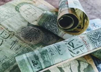 حوالات المغتربين الأردنيين قبيل العيد ترفع الطلب على الدينار