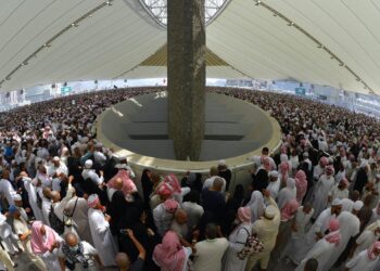 أول أيام التشريق.. الحجاج يواصلون رمي الجمرات الثلاث