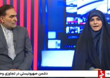 مذيعة إيرانية تخطف الأنظار بعد قصف مبنى التلفزيون