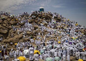 وزير الأوقاف يوصي الحجاج بالبقاء في خيام عرفات تجنبا لضربات الشمس