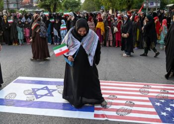 مواجهة إيران وإسرائيل.. خامنئي يعلن بدء المعركة وترامب يدعو طهران للاستسلام