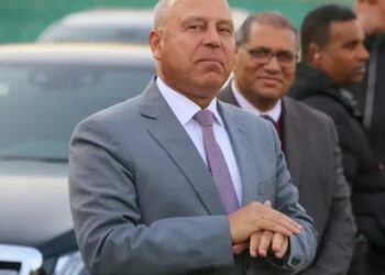 إقالة على الهواء.. وزير مصري يعفي مسؤولا خرج إجازة دون بديل