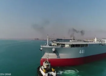 إيران تحتجز ناقلة نفط أجنبية في خليج عمان وتعتقل طاقمها