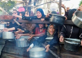 10 صور توثّق الجوع في زمن التخمة والإبادة في عصر الشاشات