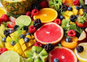 خبيرة تغذية تكشف أسوأ أنواع الفواكه لبدء يومك