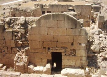 أبو دنة: اعتداءات وحفريات غير قانونية تهدد مواقع أثرية
