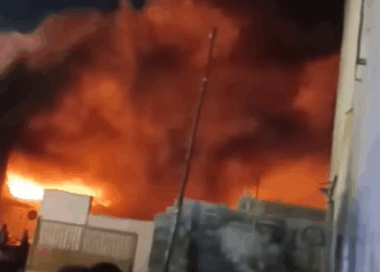 إخماد حريق شب داخل مصنع أثاث ومفروشات في مخيم حطين
