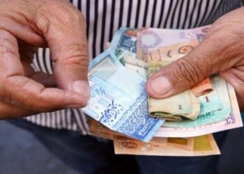 214 شكوى عمالية ضد منشآت لم تلتزم بالحد الأدنى للأجور