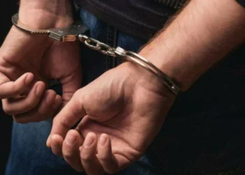 القبض على مطلوب يهدد أصحاب محال تجارية في عمان