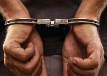 إحداهما يحمل تسعة قيود جرمية .. ضبط شخصين يجمعان تبرعات بكتب مزورة