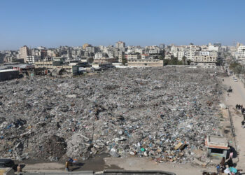 نفايات متراكمة في شوارع غزة .. قنبلة موقوتة تهدد السكان