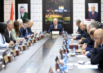 الحكومة الفلسطينية: قد نلجأ لإيقاف مؤقت لعمل بعض الدوائر الرسمية