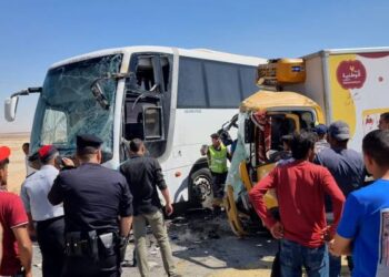 وفاتان و7 إصابات بتصادم مركبة وحافلة على الطريق الصحراوي