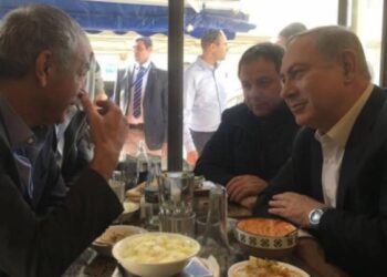 تناول طعاماً فاسداً .. نتنياهو يعاني من تسمم غذائي
